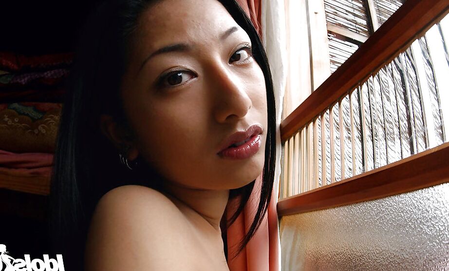 12P La gracieuse asiatique Ran Asakawa enlève sa lingerie.