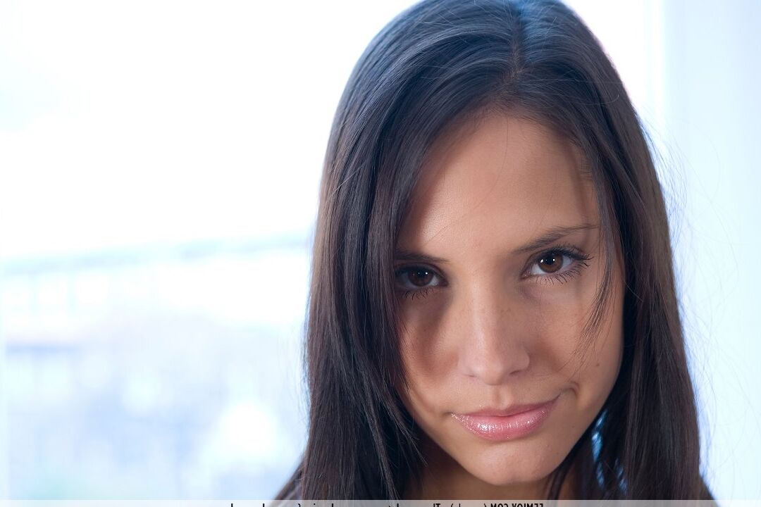16P Morena modelo solo Monique coloca sua buceta na pista de pouso em exibição