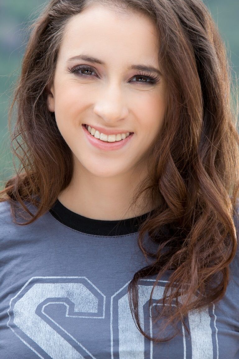 15P Gata vestida Belle Knox tirando shorts e calcinha ao ar livre