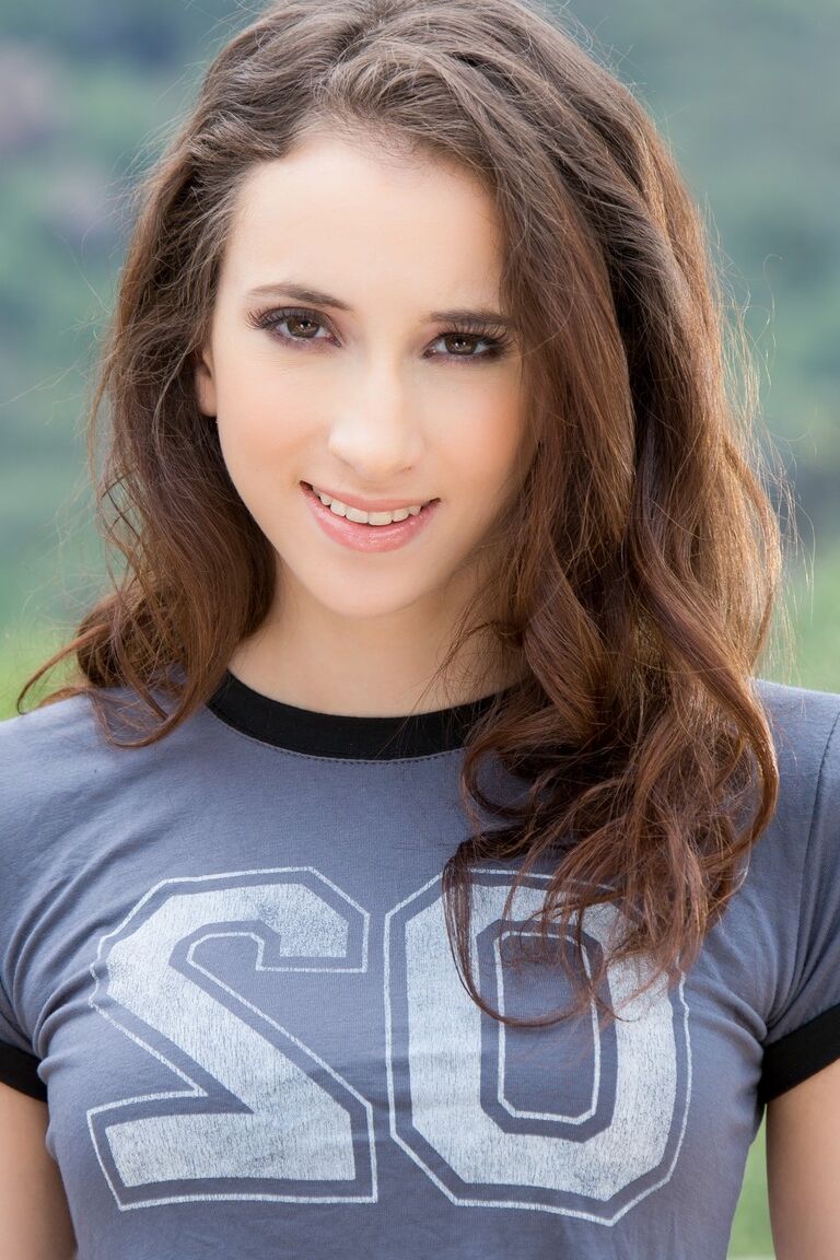 15P Gata vestida Belle Knox tirando shorts e calcinha ao ar livre