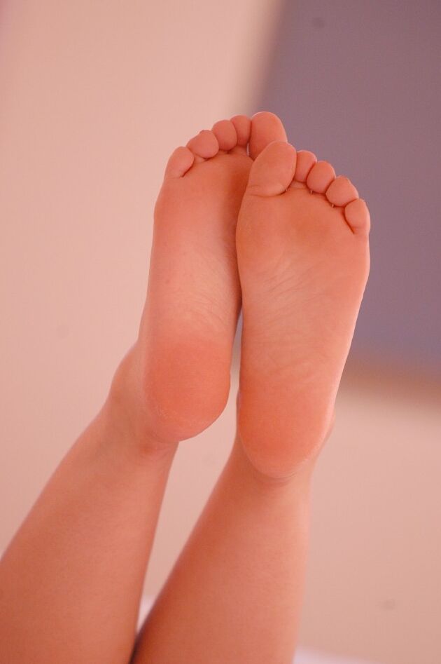 21P 小さな日本人美女ユミが G ストリング パンティーでポーズをとりながら熱いおっぱいを見せます