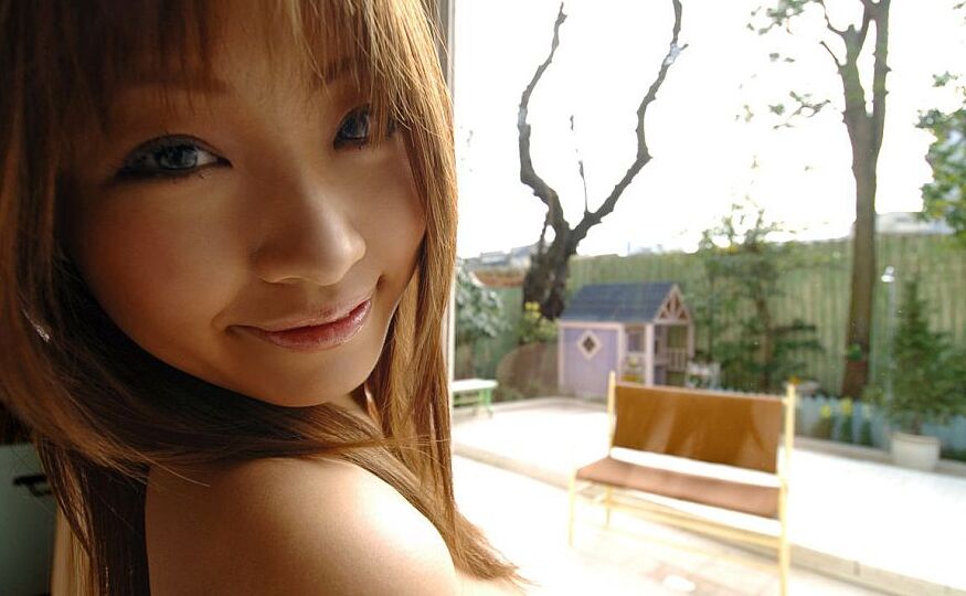 16P La jolie adolescente japonaise Reon Kosaka montre son cul et son manchon parfaits dans des chaussettes noires