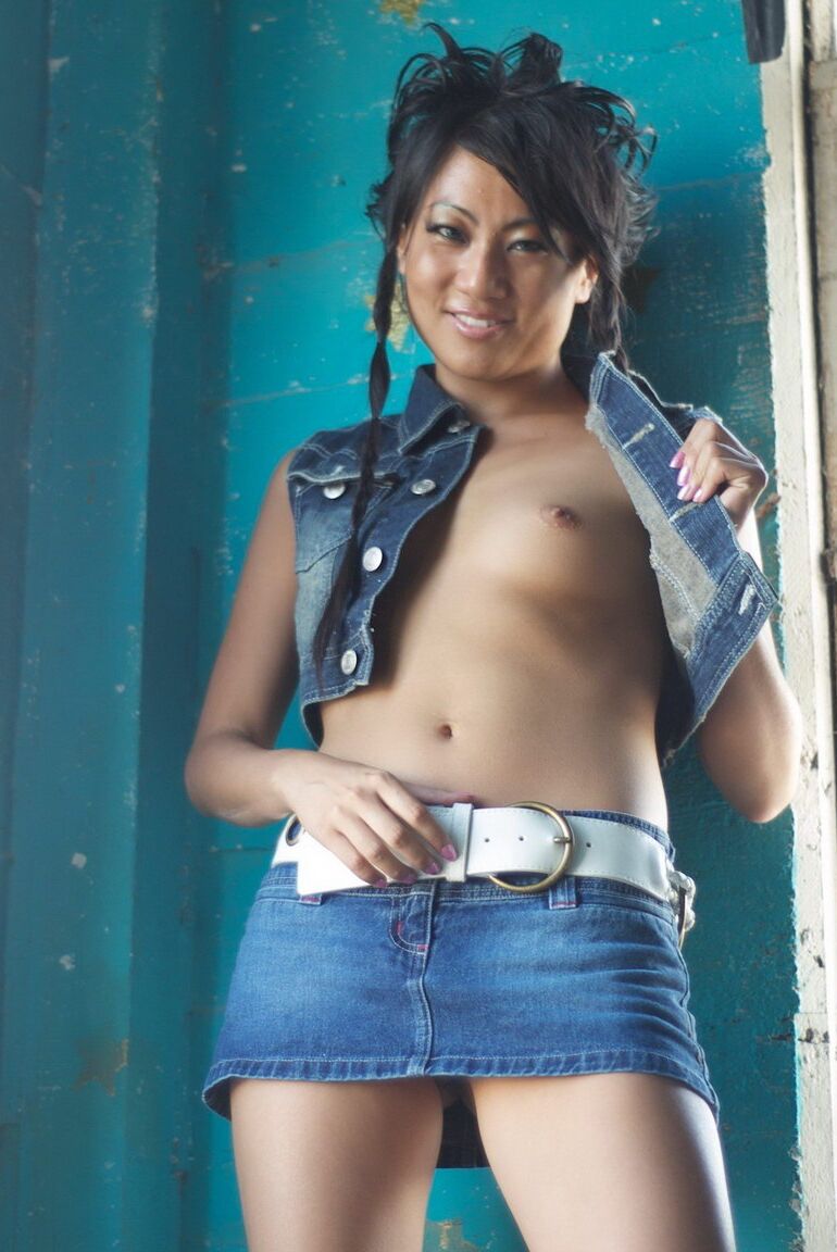12P A adolescente asiática sexy Psyche tira o traje jeans para modelar nua em um prédio abandonado