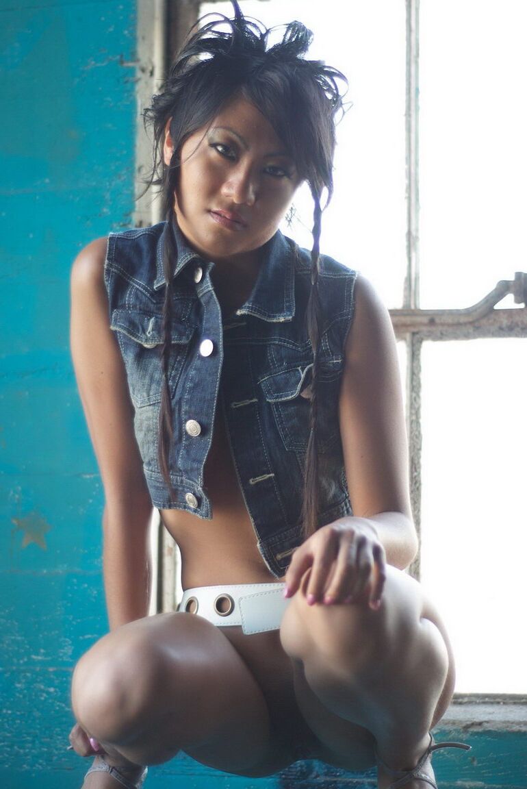 12P A adolescente asiática sexy Psyche tira o traje jeans para modelar nua em um prédio abandonado