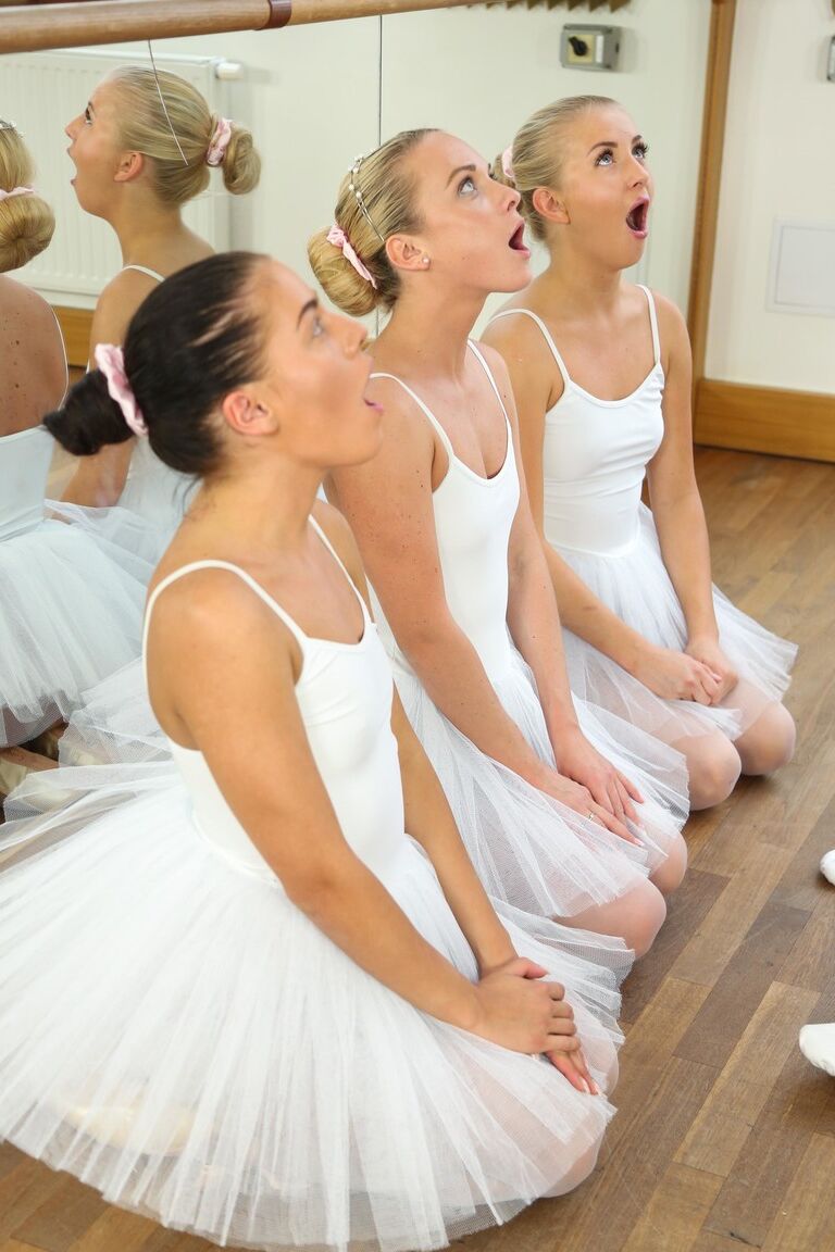 21P Bailarinas sin bragas disfrutan de sexo grupal caliente con su profesora de ballet