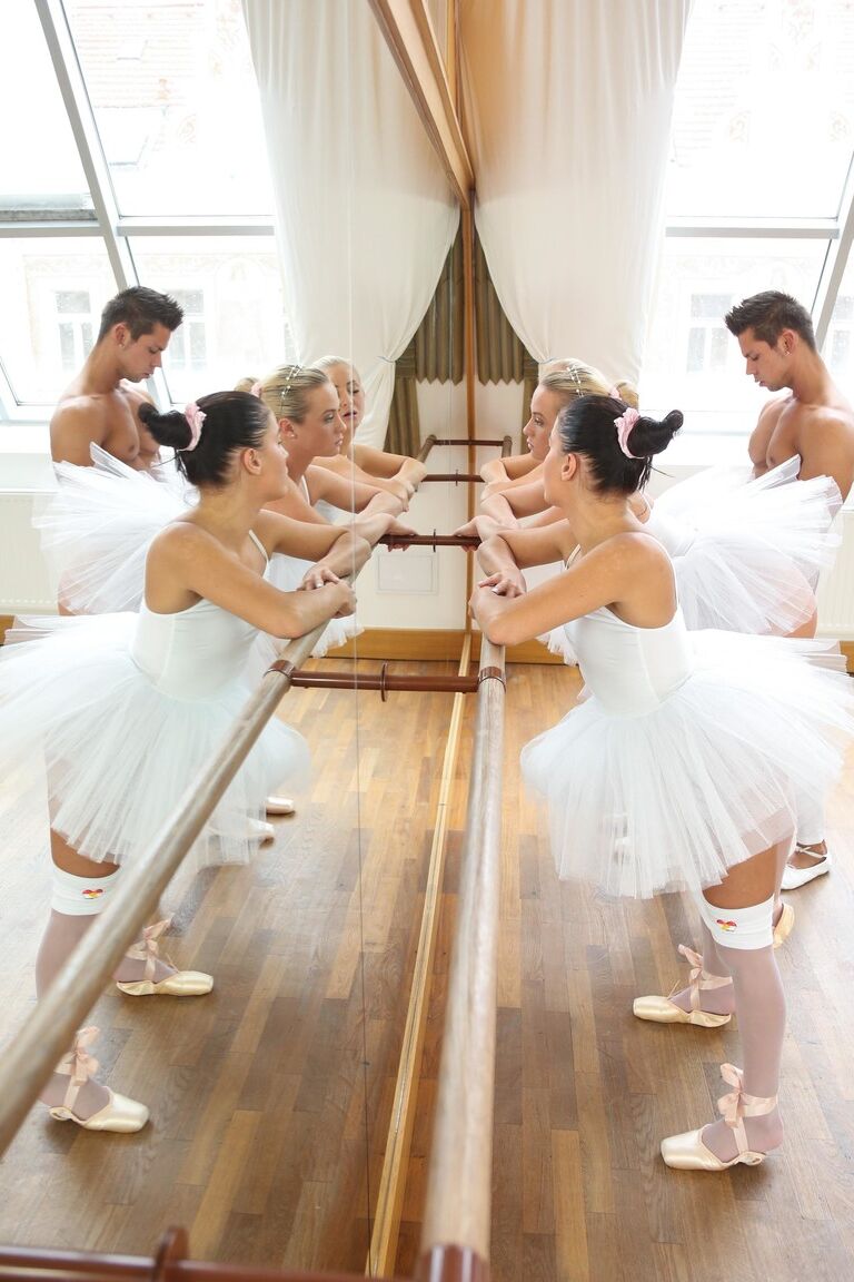 21P Bailarinas sin bragas disfrutan de sexo grupal caliente con su profesora de ballet