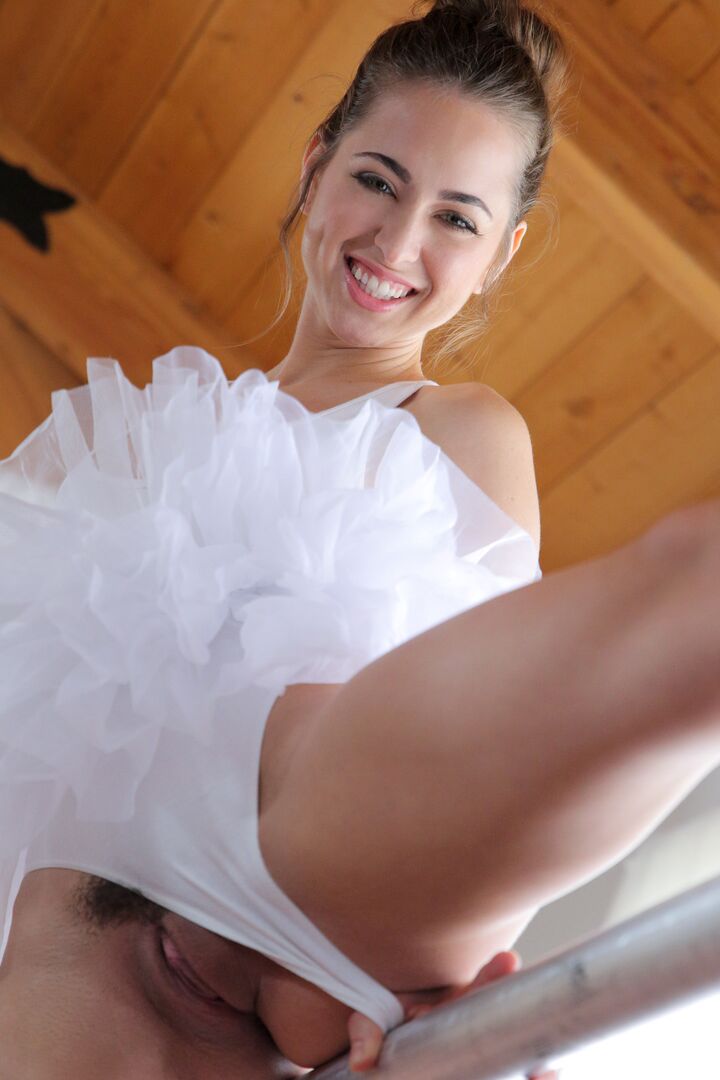 16P La jolie adolescente Riley Reid est débarrassée de sa tenue de ballerine avant de baiser