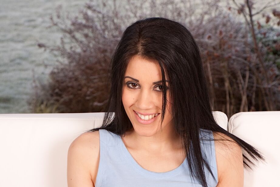 16P Bonita adolescente de pelo y ojos negros presenta sus bonitos agujeros