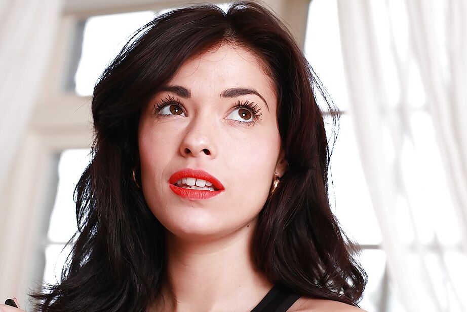 16P Das hinreißende Babe Ava Dalush zeigt, was sie tut, wenn sie alleine ist