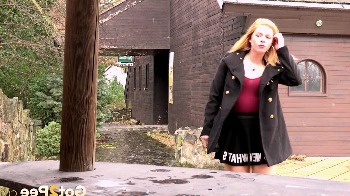 15P Tolle Rothaarige im sexy Outfit Chrissy lässt sich im Garten auslecken