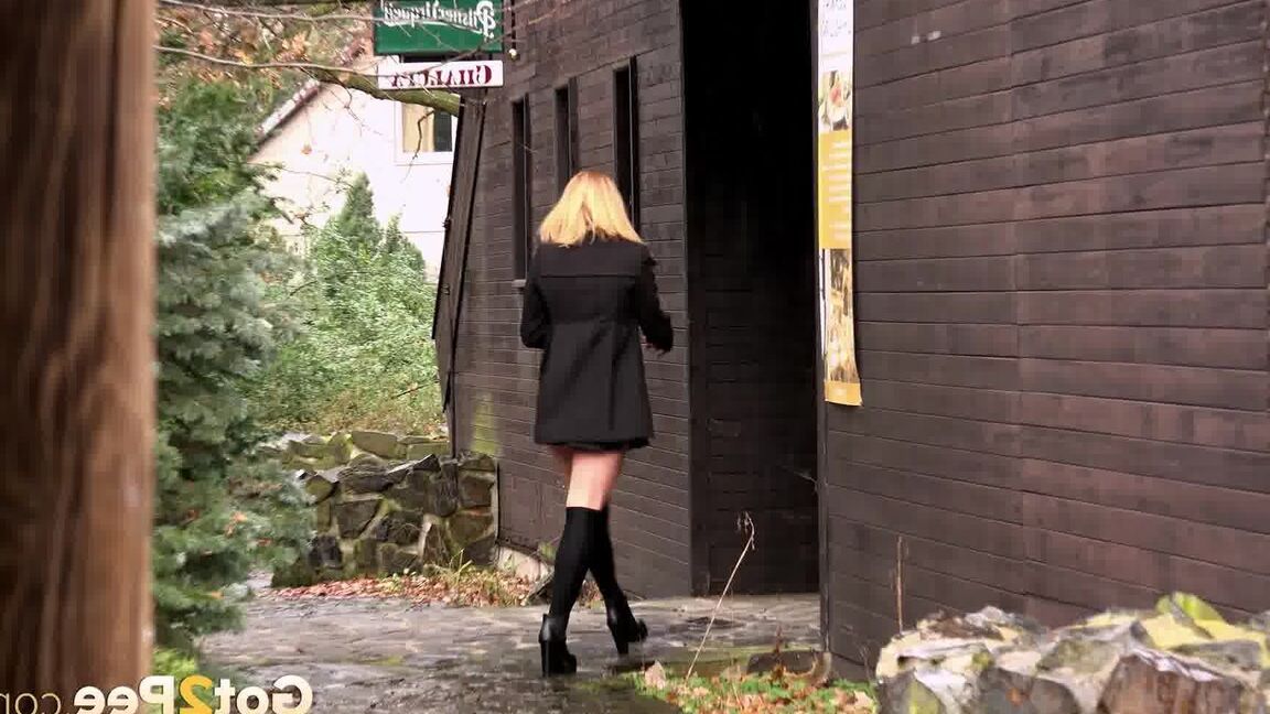 15P Tolle Rothaarige im sexy Outfit Chrissy lässt sich im Garten auslecken