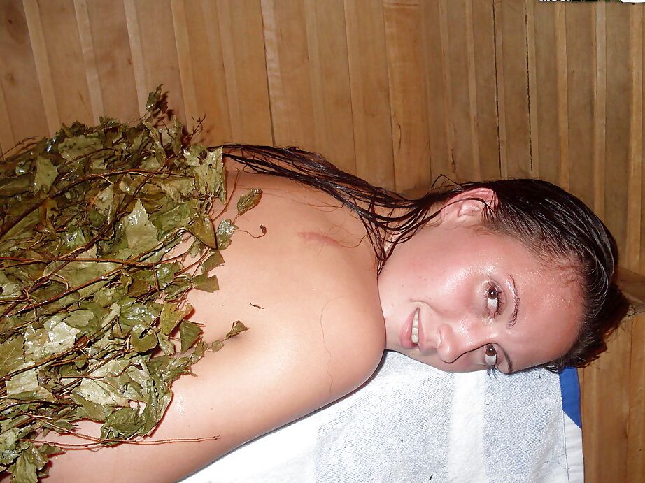 16P Morena amadora sedutora com corpo sexy posando nua na sauna