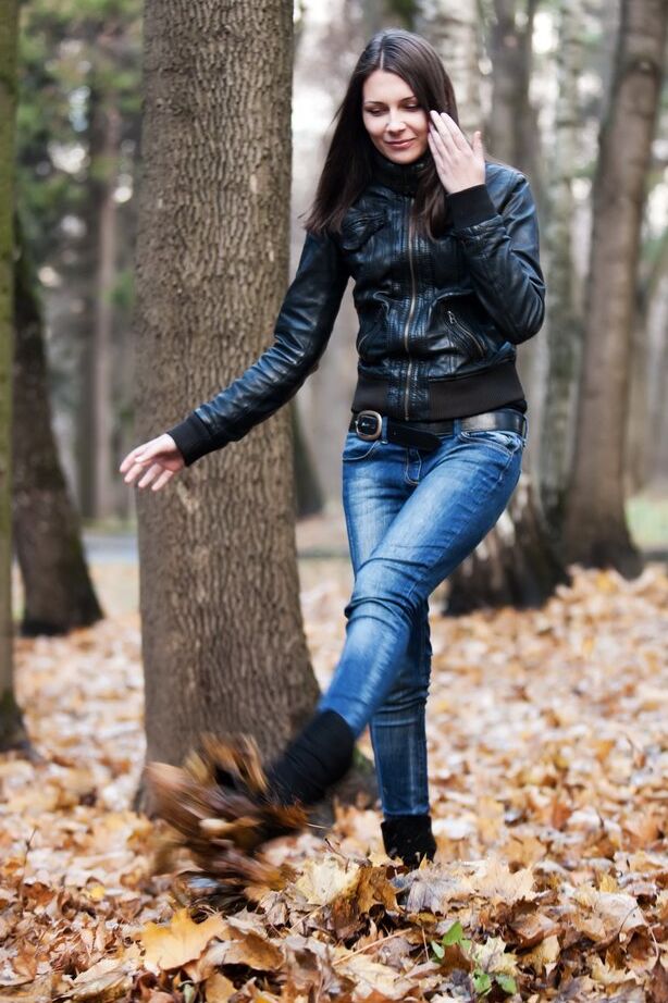 18P La brune sexy Quinn A est clairement amoureuse de ses pieds sexy