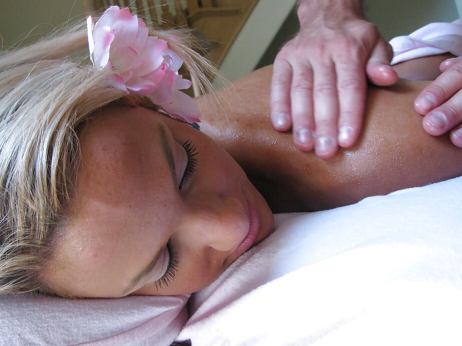 16P A adolescente Kara Novack leva uma gozada no rosto após a massagem