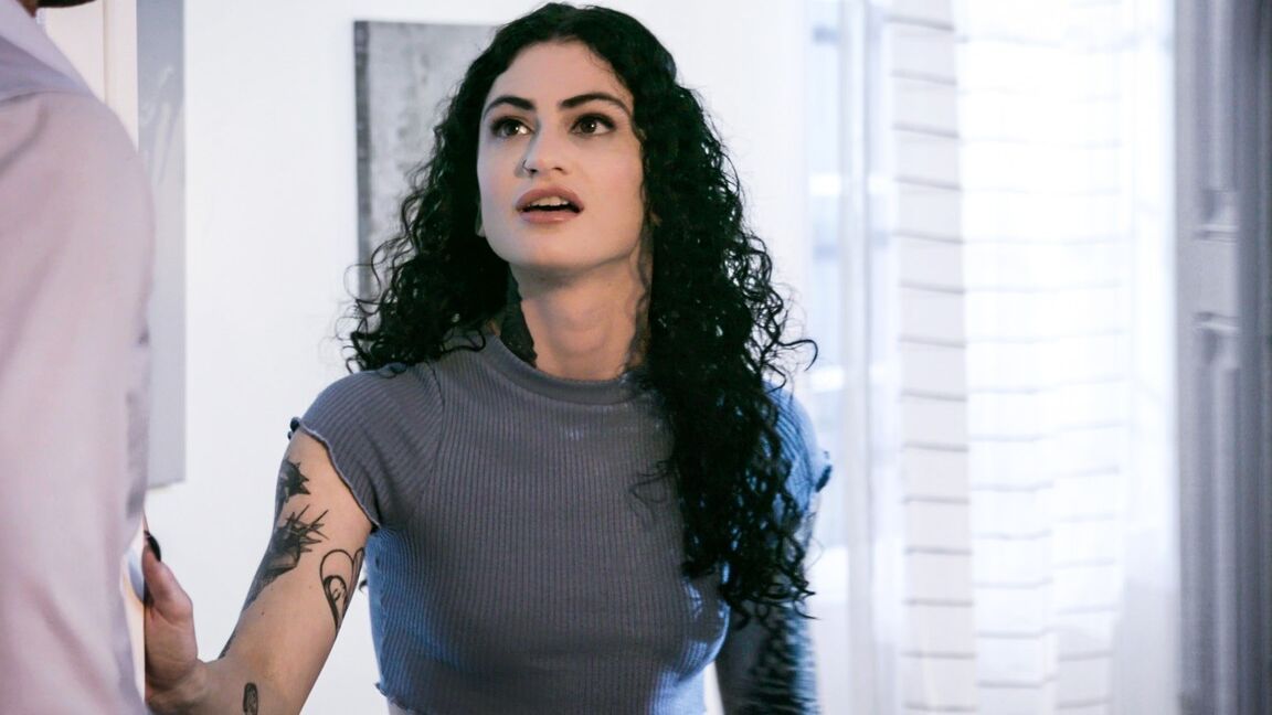 15P La joven tatuada Lydia Black recibe una corrida en su coño recortado después de follar