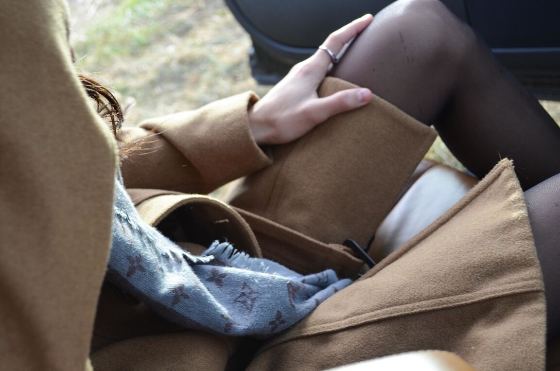 20P Puta morena en lencería sexy le da un rapidito a un semental colgado al aire libre