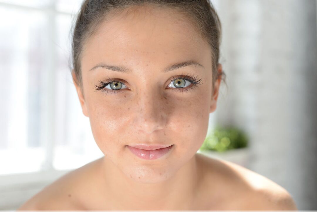 16P Die nackte Teenagerin Medina U präsentiert ihren knackigen Arsch, während sie ihre Ballerina-Bewegungen zur Schau stellt