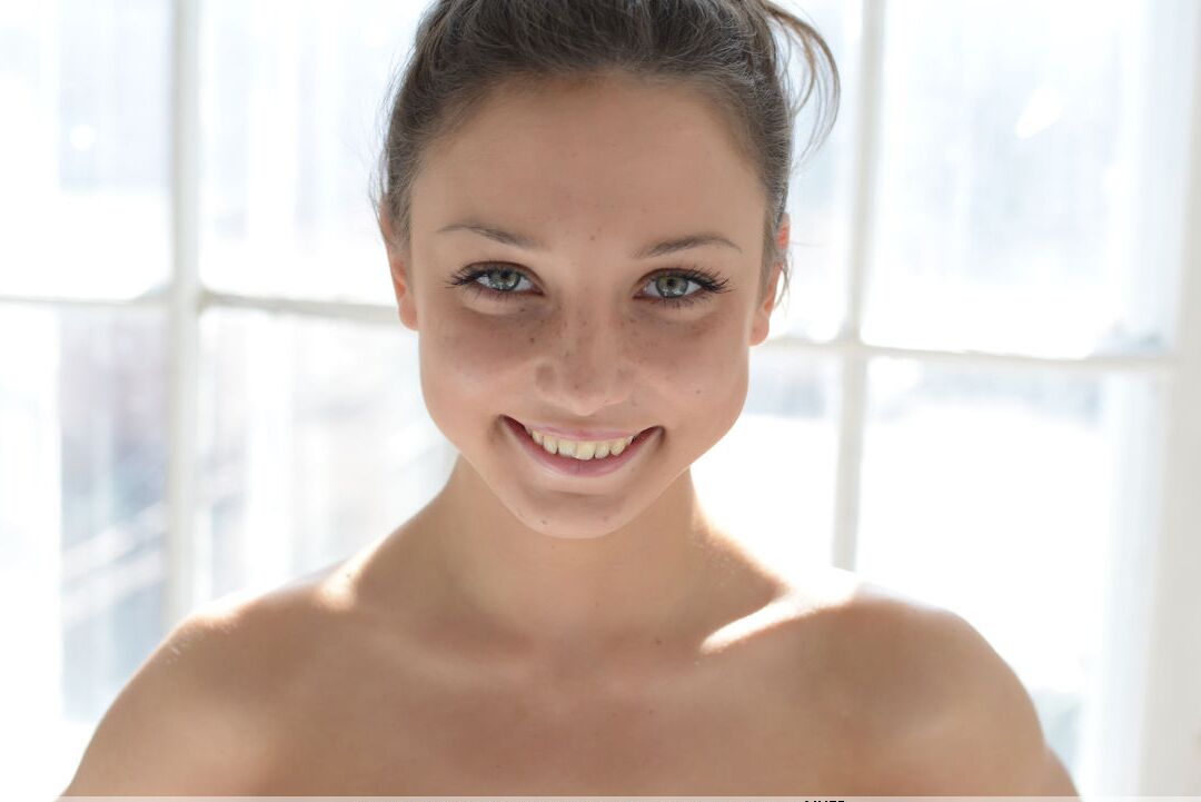 16P Die nackte Teenagerin Medina U präsentiert ihren knackigen Arsch, während sie ihre Ballerina-Bewegungen zur Schau stellt