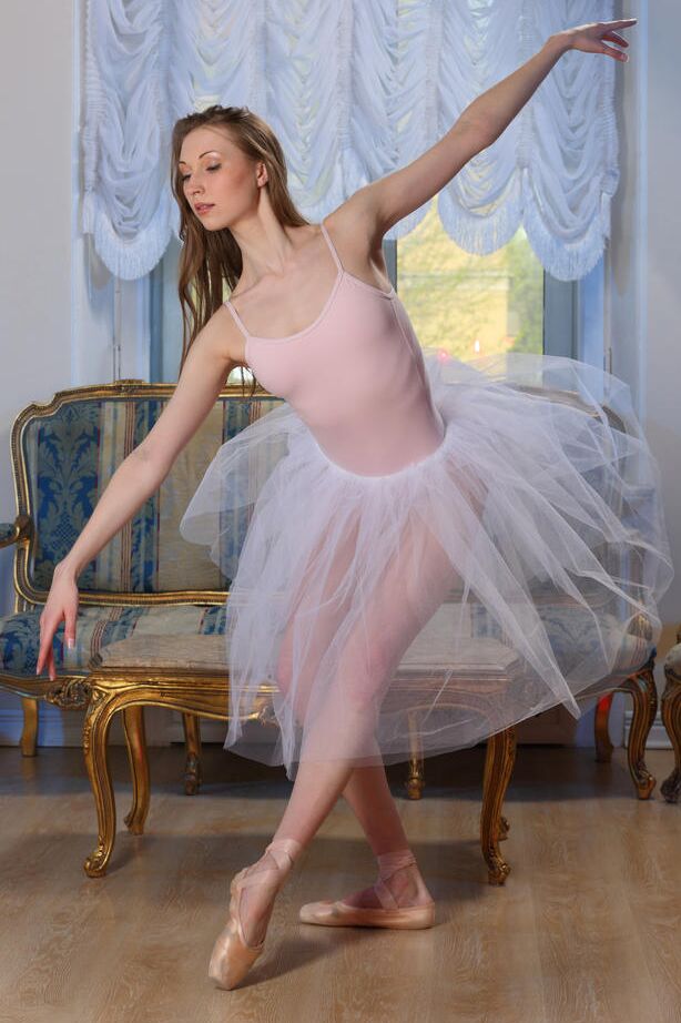 16P Die schöne 18-jährige Ballerina Annett A zieht sich in Solo-Action aus