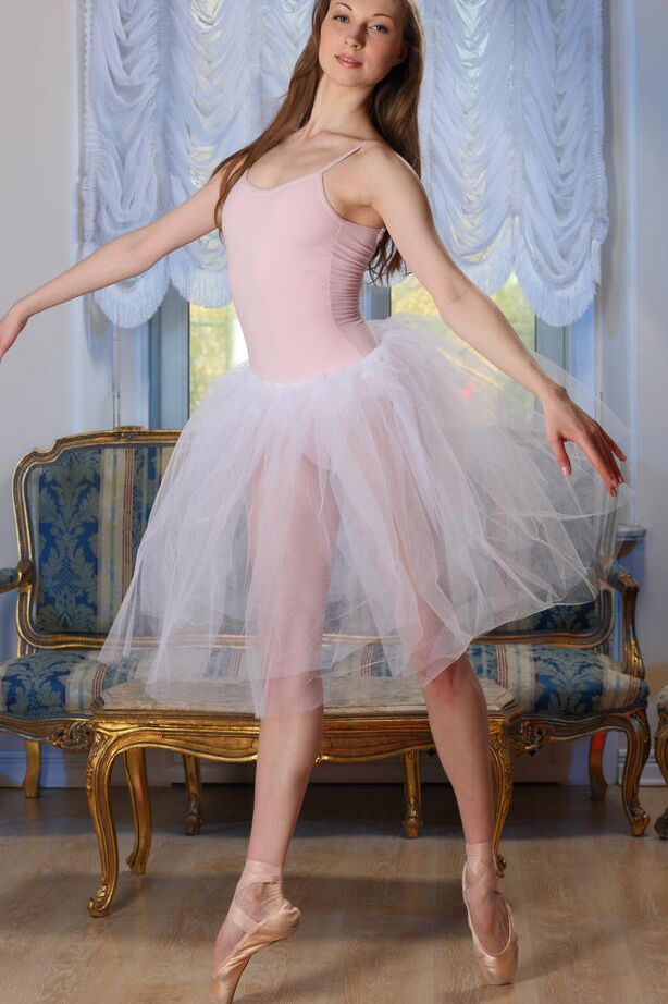 16P Die schöne 18-jährige Ballerina Annett A zieht sich in Solo-Action aus