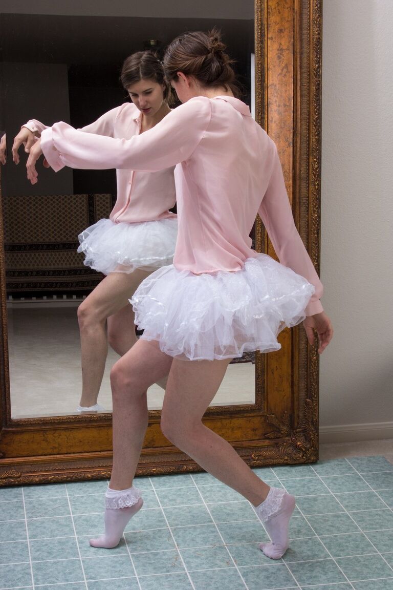 18P Bailarina feliz Kiyoko mostra calcinha levantada