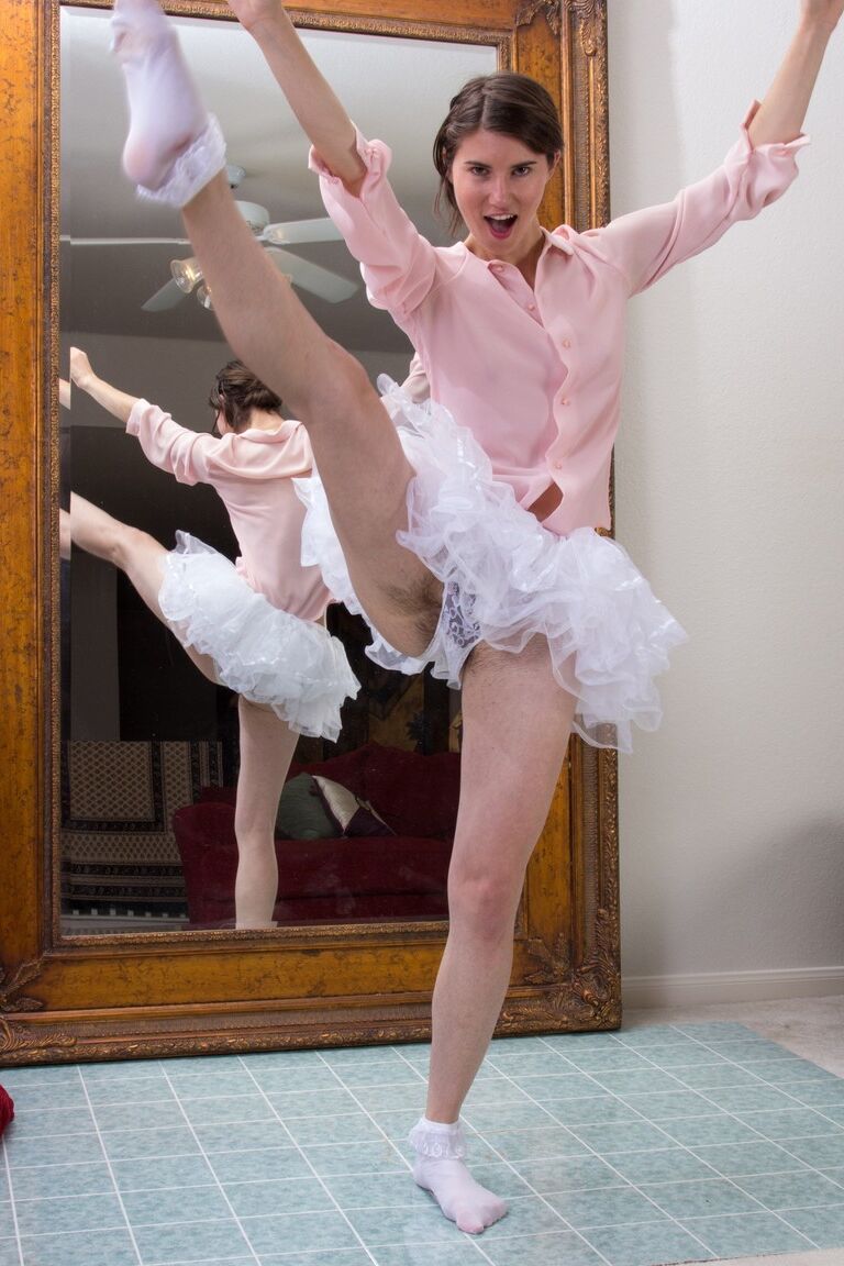 18P Bailarina feliz Kiyoko mostra calcinha levantada