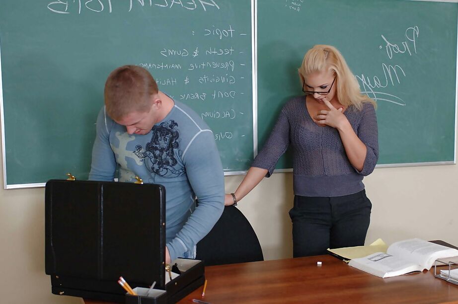 16P Учительница-пума Хайди Мэйн принимает участие в сцене траха в реальности
