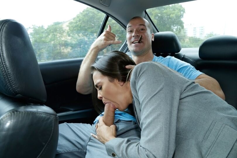 12P MILF portant des bas sexy donne BJ en voiture avant de baiser en levrette à la maison