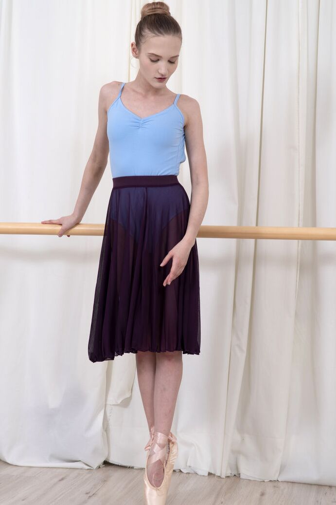 20P Teenie-Ballerina Olivia befreit ihren geschmeidigen Körper an der Bar von ihrer Tanzkleidung
