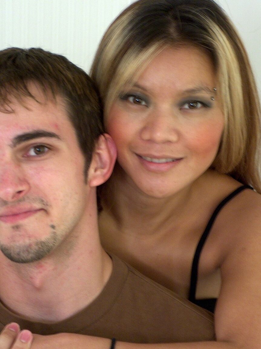 17P Casal interracial amador fica nu na cama antes de começar as preliminares