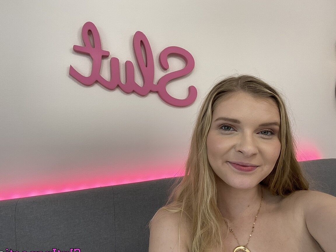 16P La hermosa adolescente Harlow West recibe una corrida inesperada en su dulce coño
