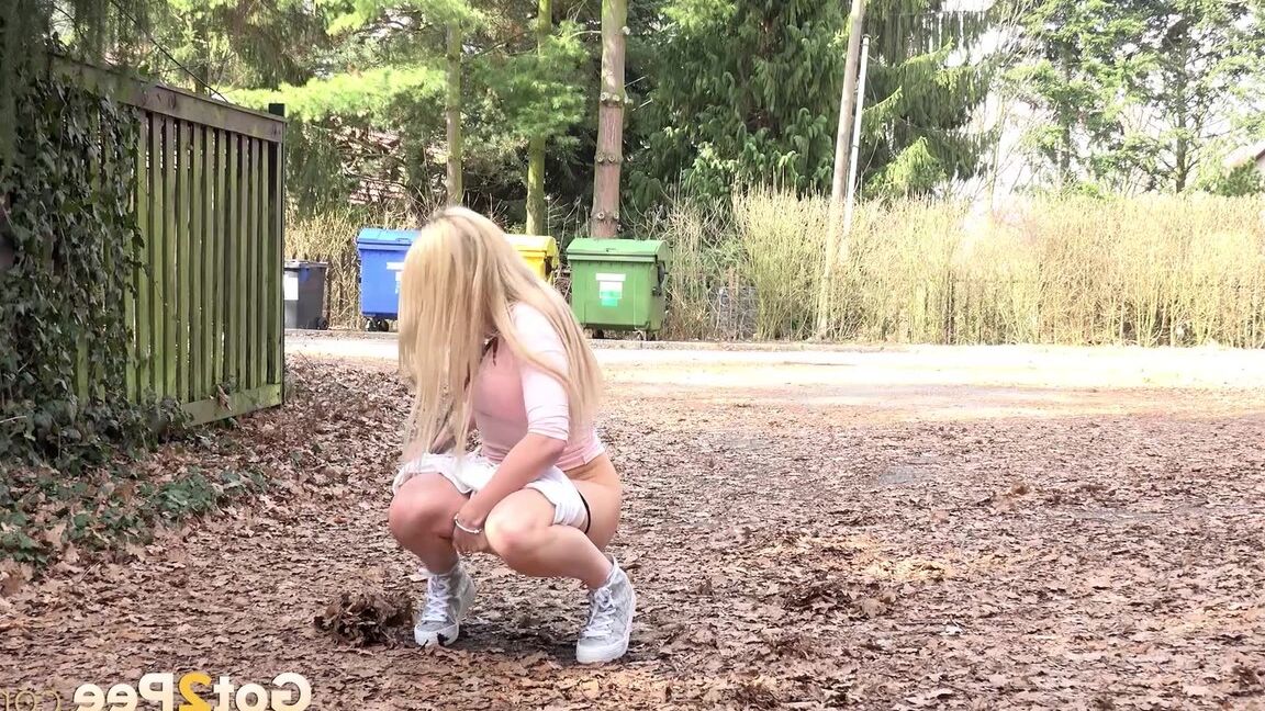 15P A loira Katy Sky abaixa o short para mijar na vala de uma estrada de terra