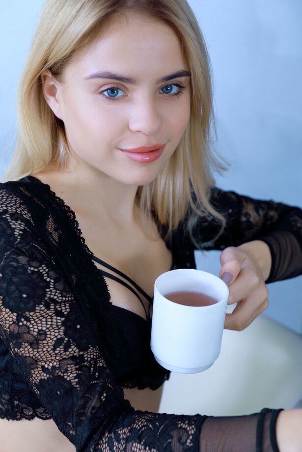 18P La joven rubia de ojos azules Monika Jelolt trabaja su culo sexy después de desnudarse