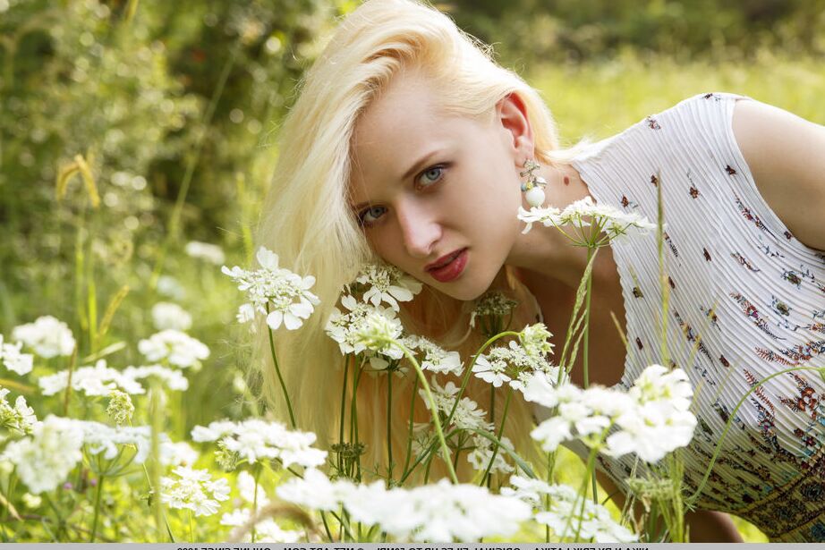 18P La joven rubia Nika N expone sus tetas y su chocho mientras está en la naturaleza