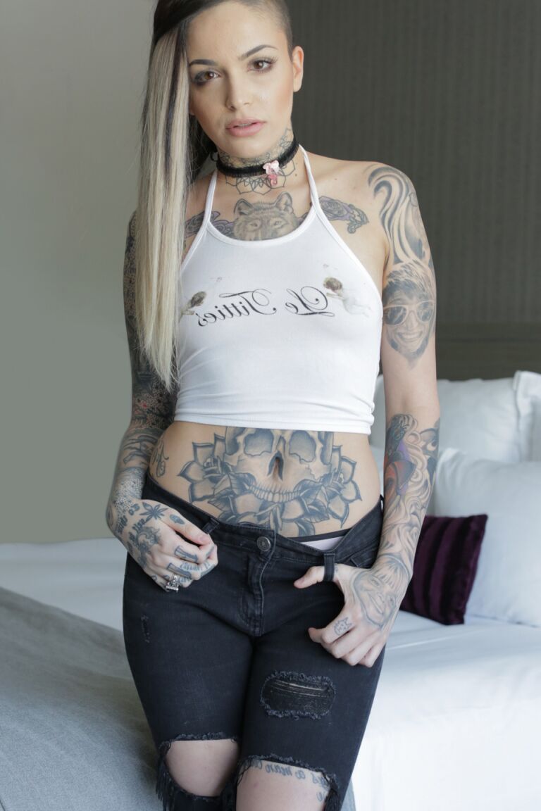 15P La fille tatouée Leigh Raven porte un tour de cou noir tout en se déshabillant