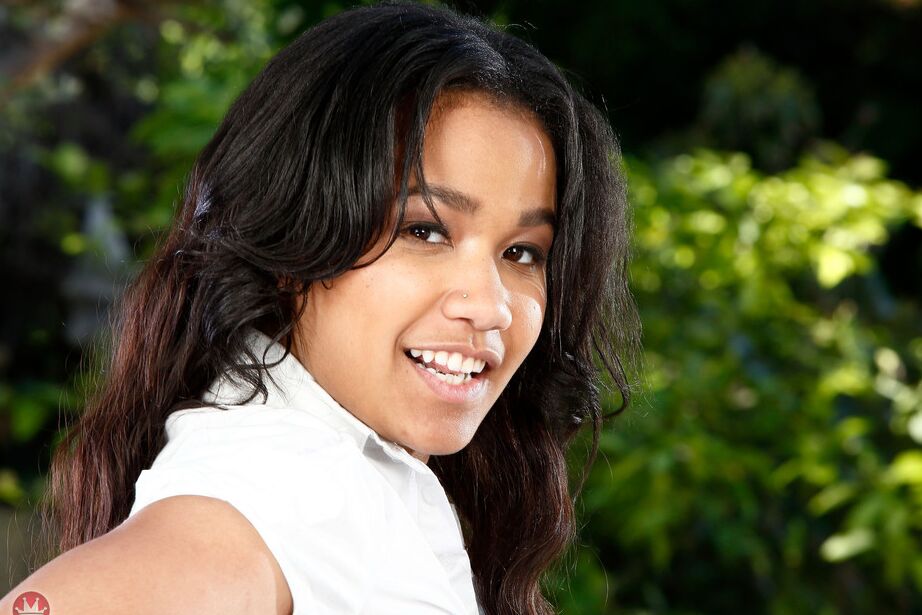 16P La amateur negra Loni Legend abre con orgullo su coño rosado
