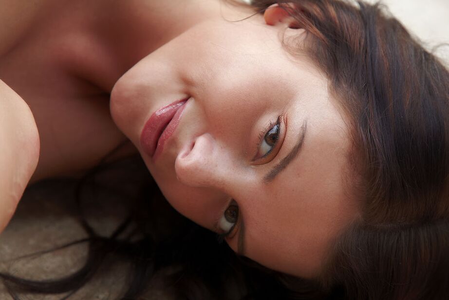 16P A adolescente nua Anastasia exibe seu corpo tenso ao lado da piscina externa