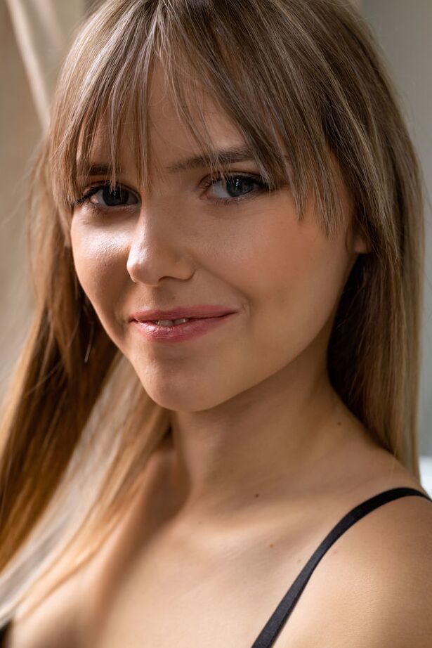 Marciana, modèle ado de 18P, enlève son ensemble soutien-gorge et string pour se mettre nue.