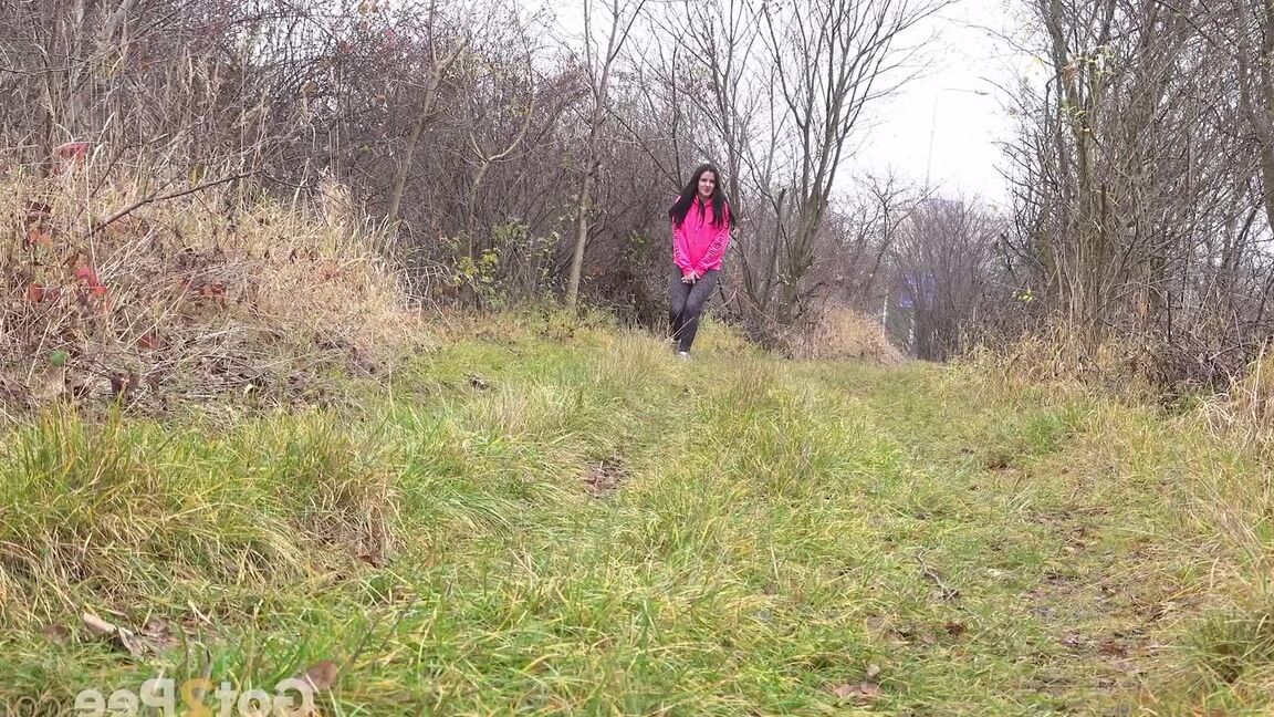 15P 黒髪の女の子が森の小道で小便をするためにレギンスを下ろします