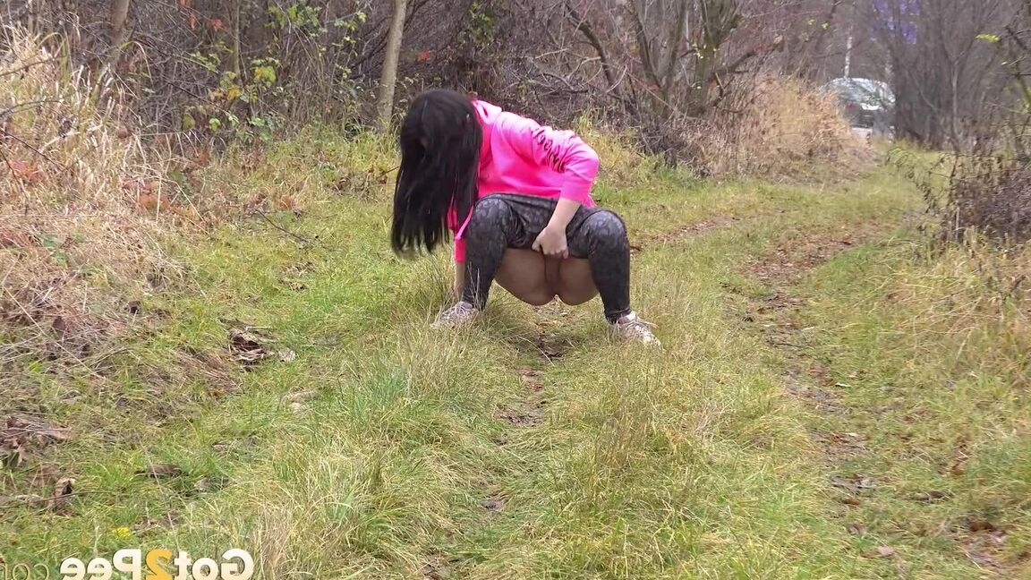 15P 黒髪の女の子が森の小道で小便をするためにレギンスを下ろします