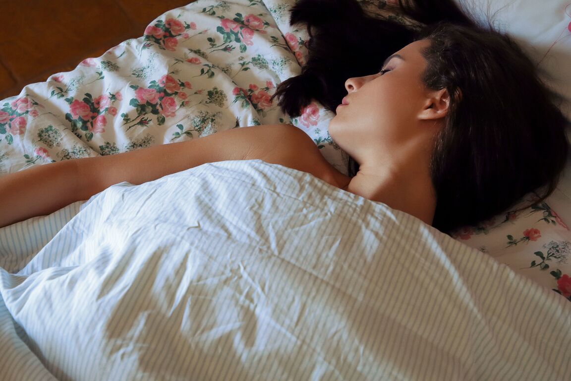 21P heißes ukrainisches Teenie-Girl Mara Blake gewährt einladende Blicke auf ihre fleischige Muschi