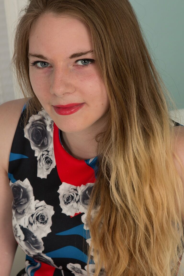 21P A adolescente americana Alice Wonder se despindo e espalhando sua buceta peluda