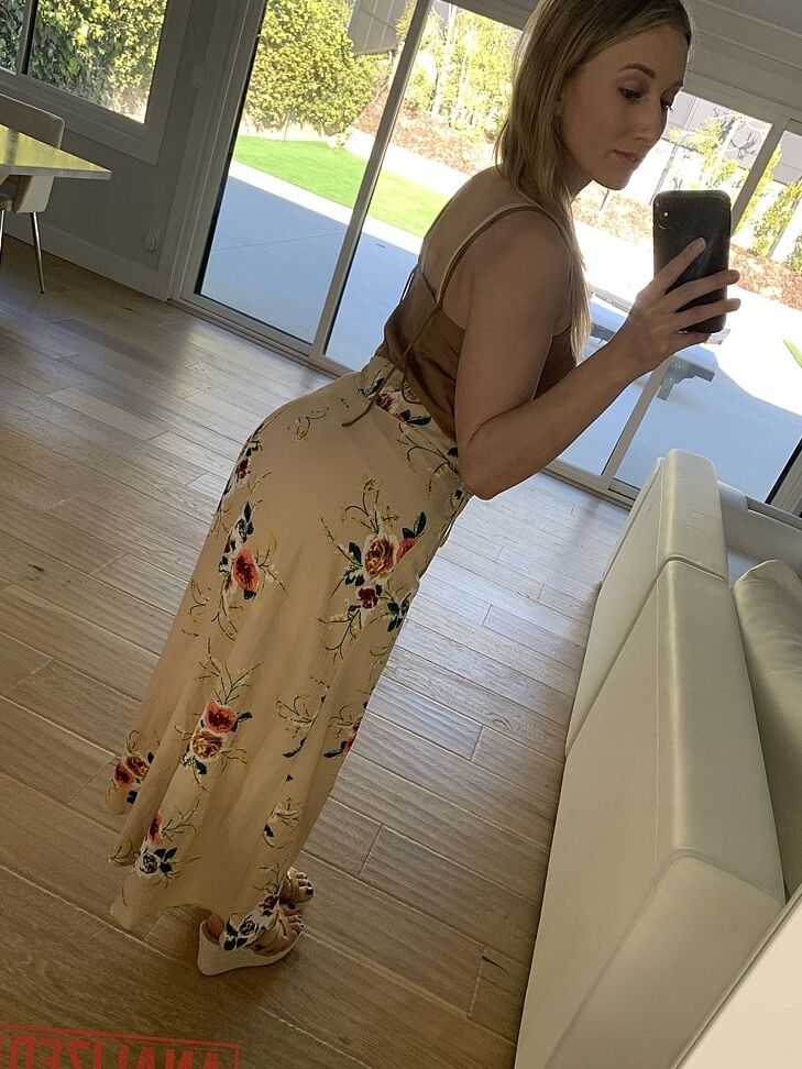 21P La blonde élancée Riley Reyes révèle ses petits seins et exhibe son buisson