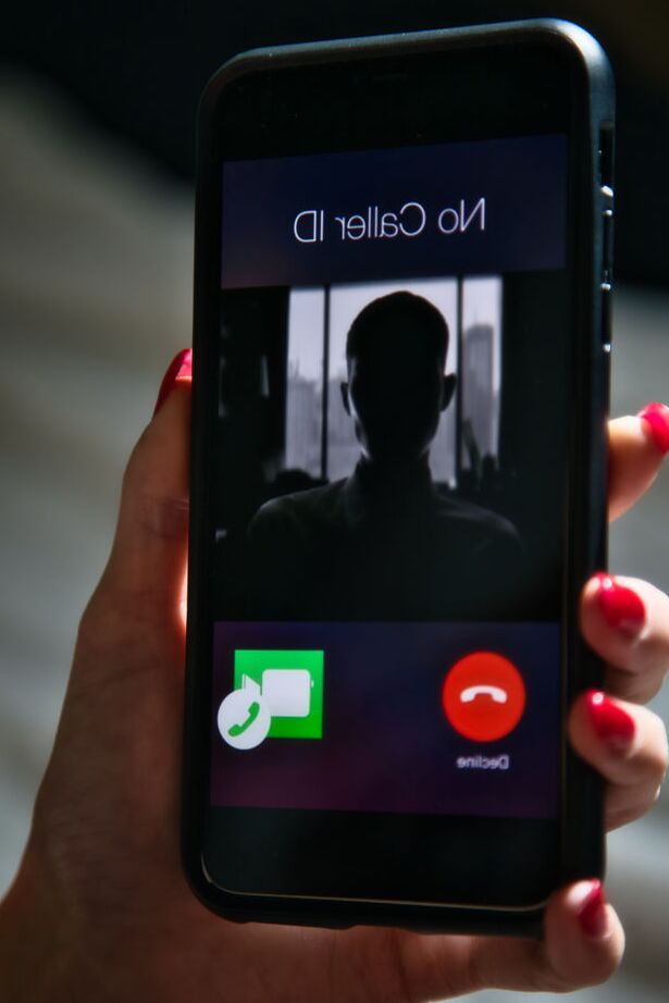 16P A garota do Reino Unido Vanessa Angel fode o dedo na cama depois de receber um telefonema