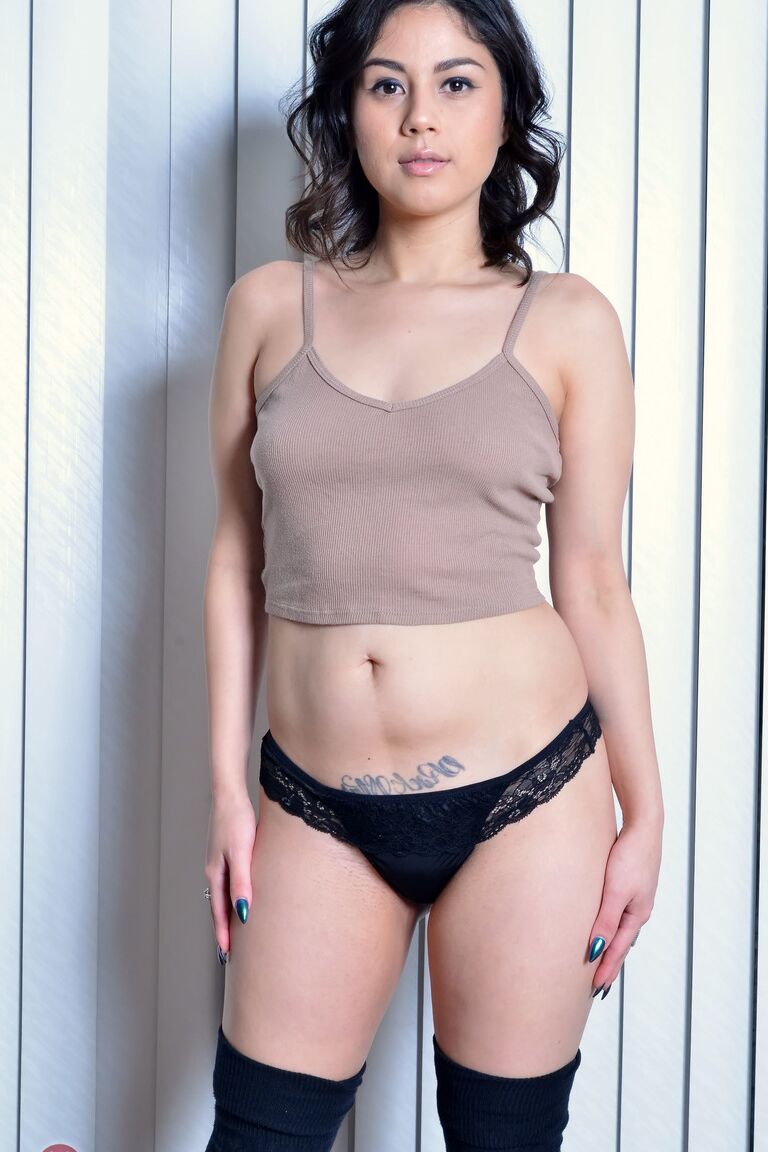 21P Petite Latina Penelope Reed dá uma visão aproximada de sua buceta irresistível