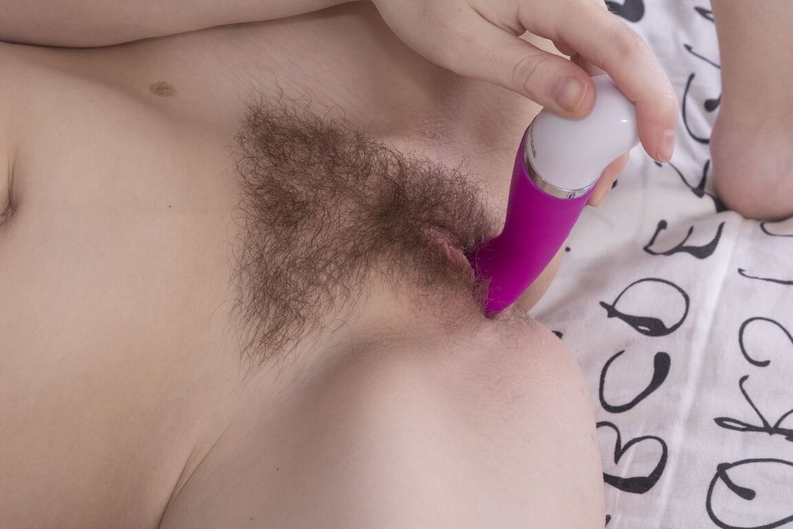 16P La morena amateur Elley Ray muestra sus axilas peludas antes de jugar con su arbusto