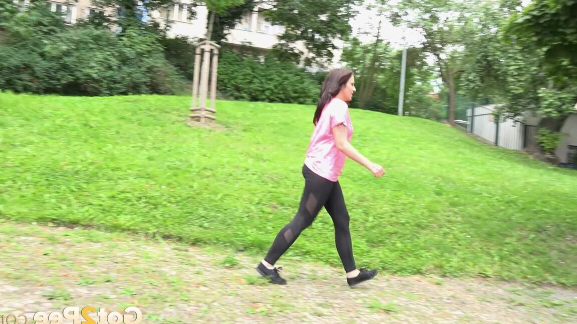 15P Heiße Brünette Samy lässt ihre Hose fallen und pinkelt am Weg im örtlichen Park