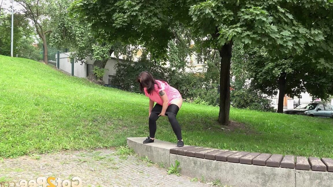 15P Heiße Brünette Samy lässt ihre Hose fallen und pinkelt am Weg im örtlichen Park
