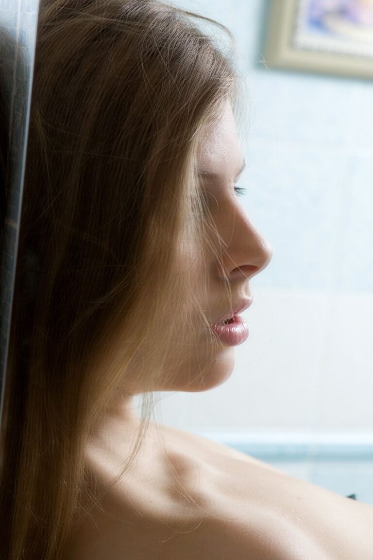 21P La glamorosa Omega A se masajea sus grandes tetas naturales