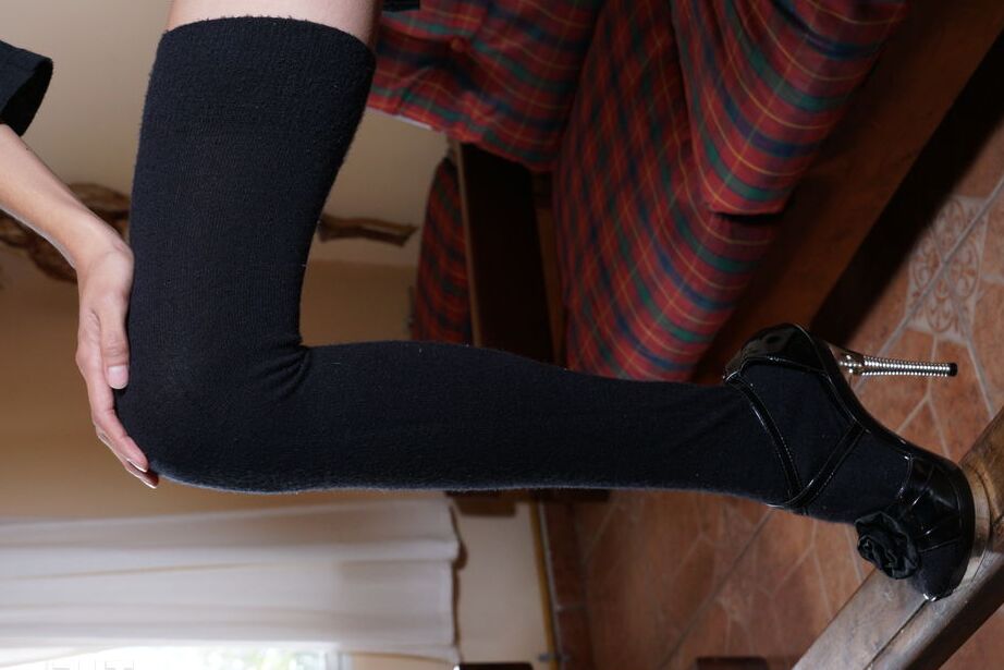 16P Adolescente delgada se quita los calcetines largos y los tacones de aguja antes de abrir el coño